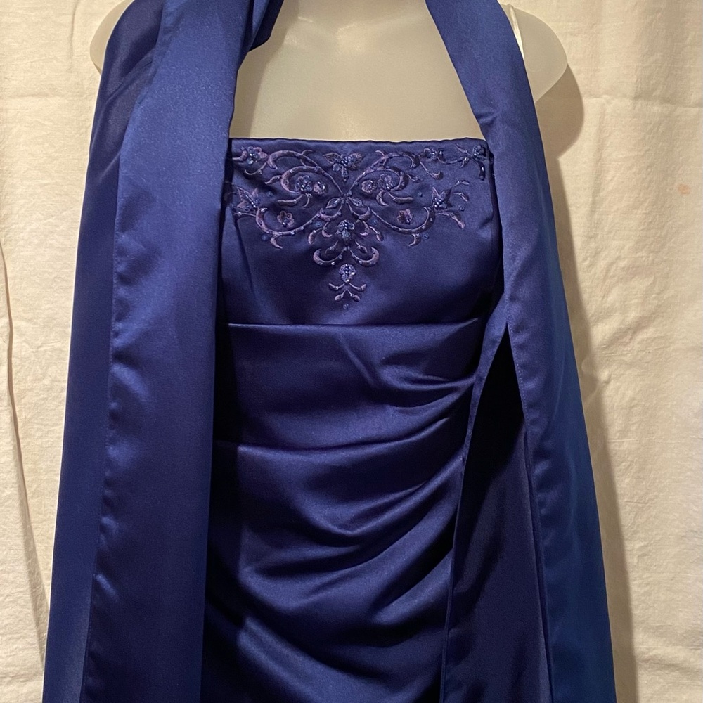 Elegant Blue Strapless Dress with Embroidery
